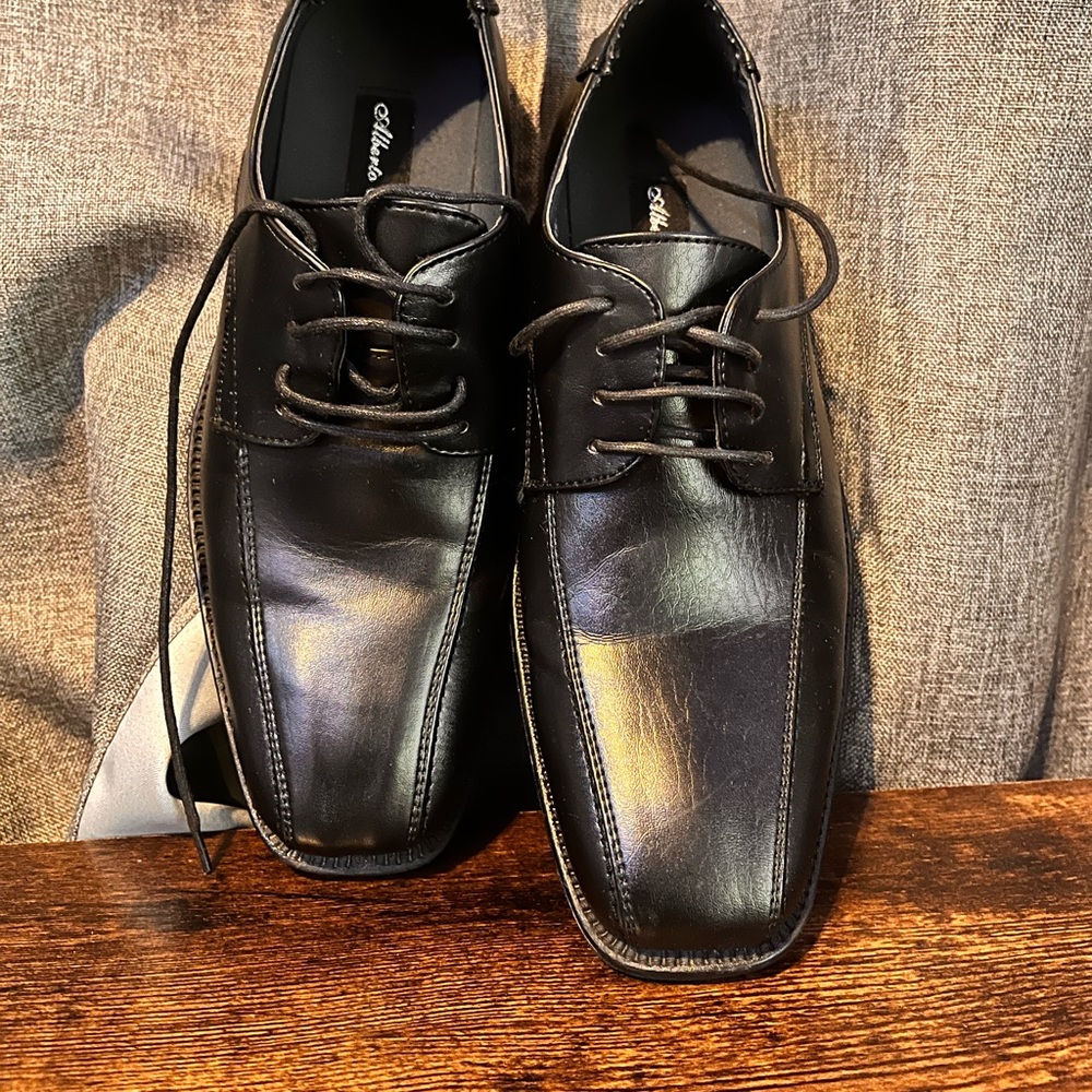 Shoes - Picture 5 of 9